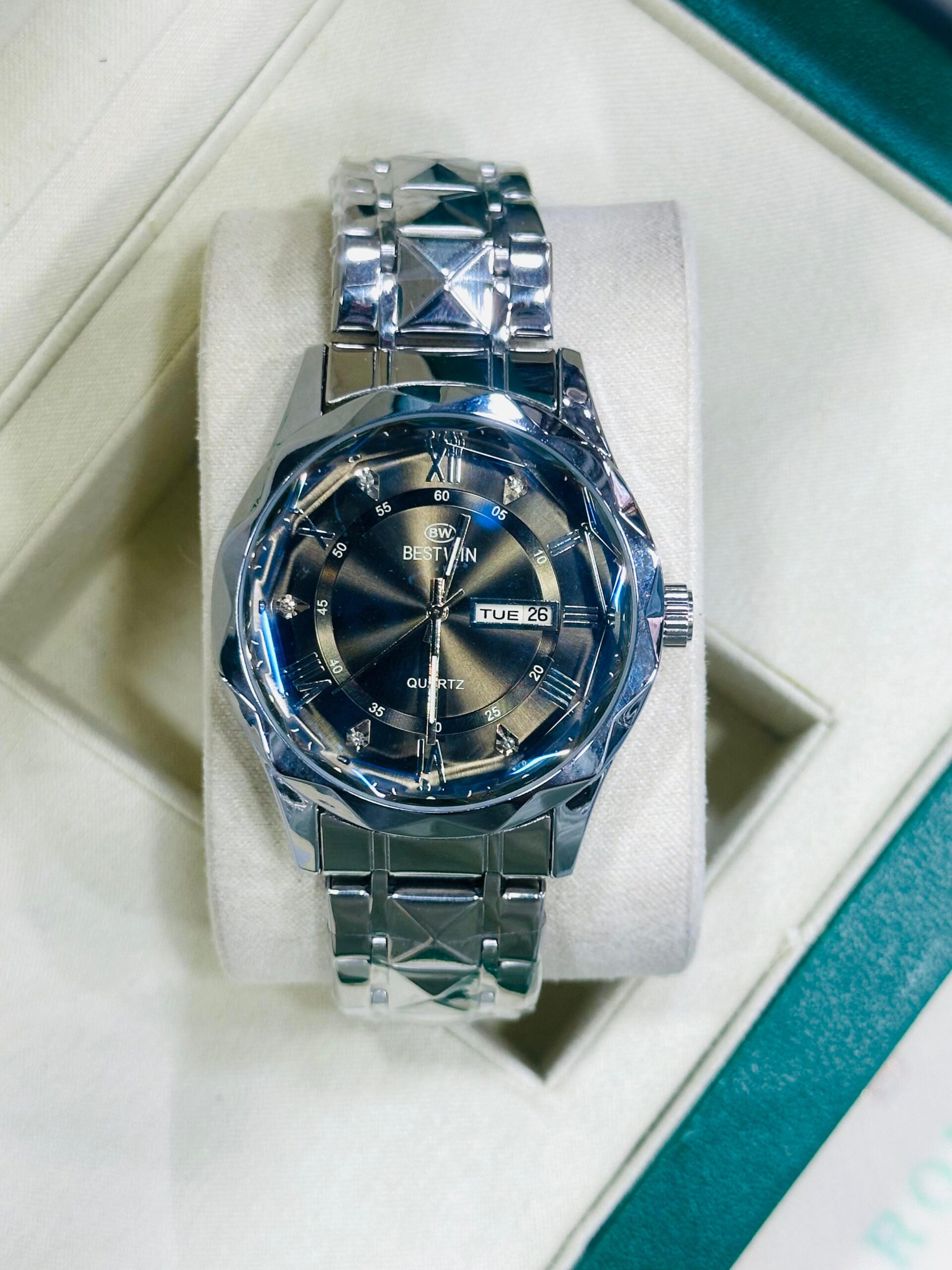 BestWin Luxury Quartz Watch – Elegant Stainless Steel Timepiece